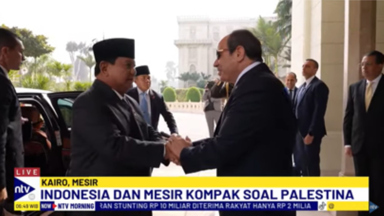 Presiden Prabowo Subianto berjabat tangan dengan Presiden Mesir Abdel Fattah El-sisi saat bertemu di Istana Kepresidenan Al Ittihadiya, Kairo, Mesir