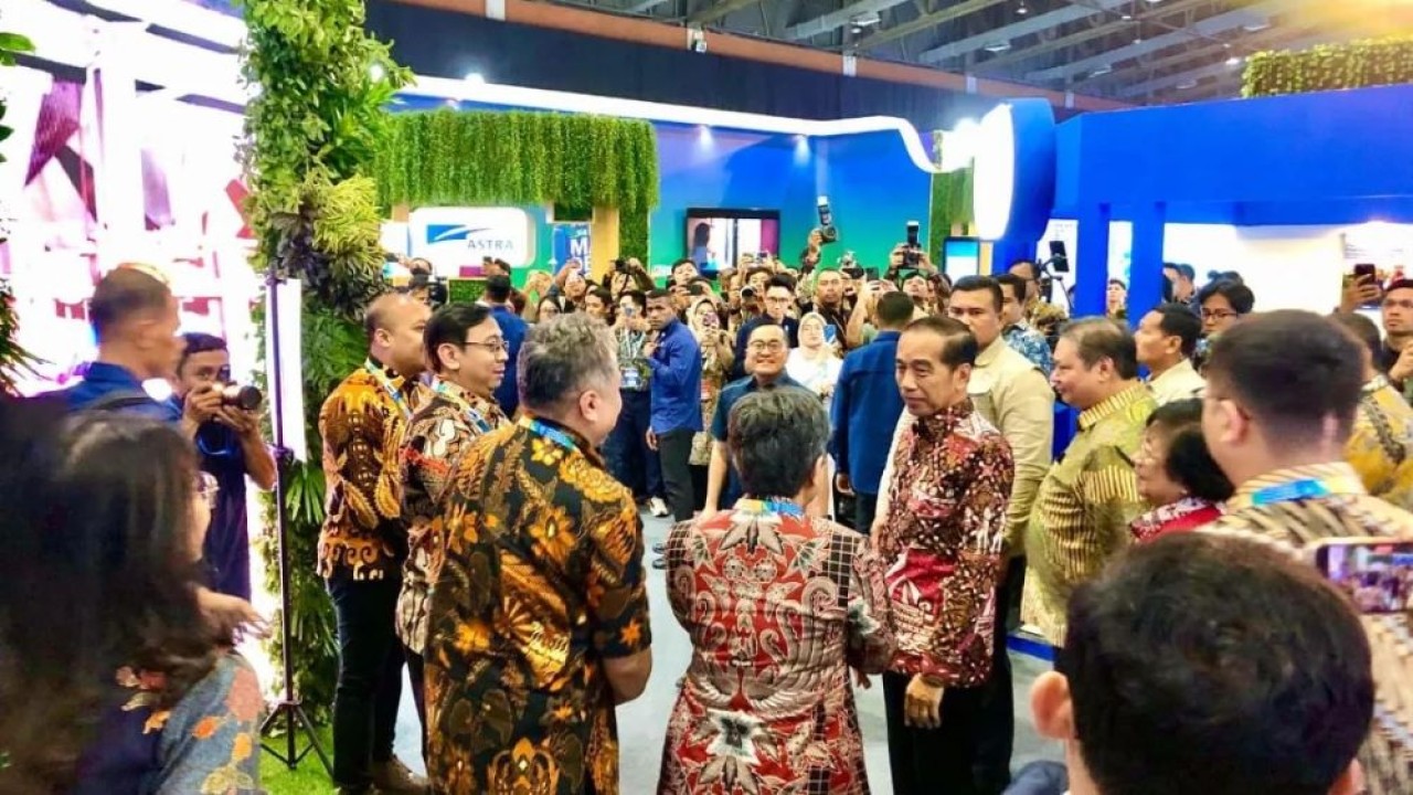 Presiden Joko Widodo (Jokowi) menghampiri booth Grup MIND ID dalam Festival Lingkungan, Iklim, Kehutanan, dan Energi Baru Terbarukan (LIKE) ke-2 di Jakarta, Jumat (9/8/2024). (Foto: ANTARA/HO-MIND ID)