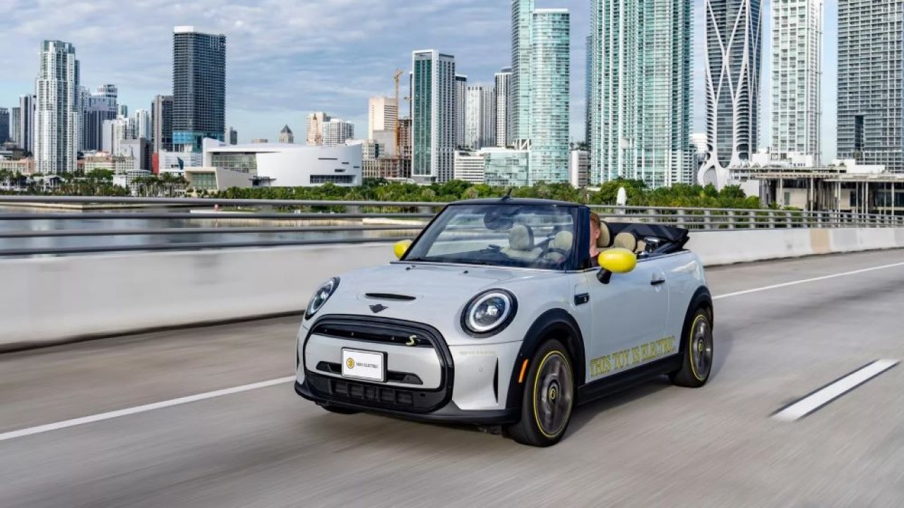 Mini Cooper SE Convertible. (Foto: Carscoops)