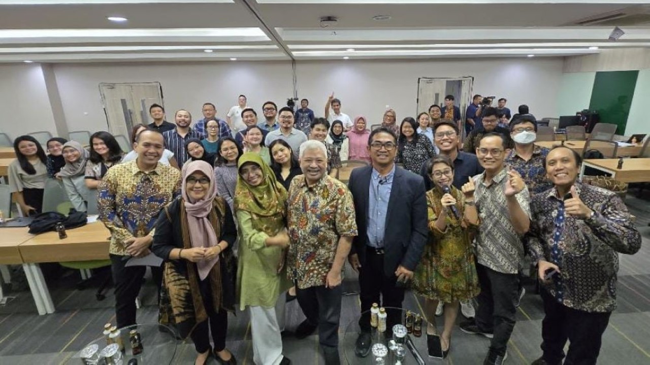 Program Magister Manajemen (MM) Fakultas Ekonomi dan Bisnis Universitas Indonesia (FEB UI) menggelar kuliah tamu dengan konsep Talkshow bersama Nusantara TV bertema "Leadership in Transition".