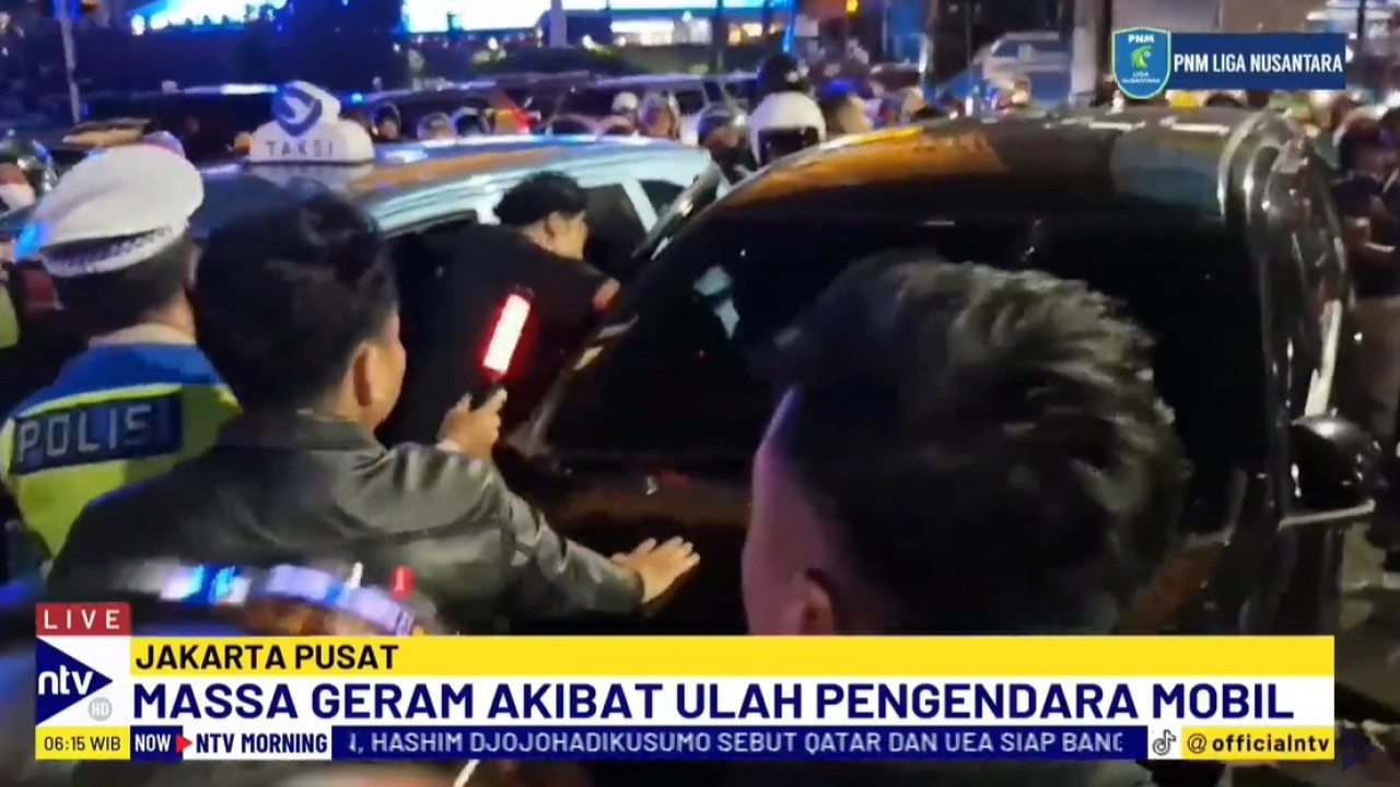 Mobil yang melarikan diri usai menabrak dua pengendara sepeda motor di dua lokasi berbeda menjadi sasaran amukan massa.