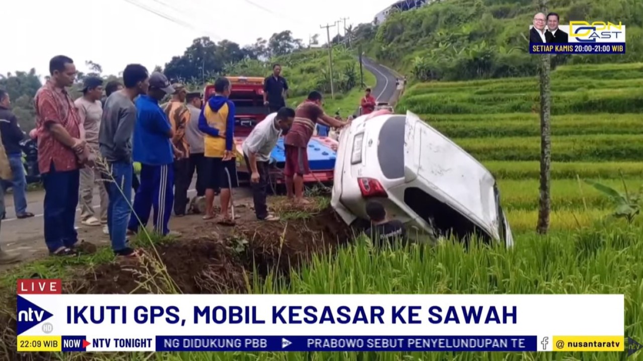 Mobil wisatawan asal Jakarta terperosok ke area persawahan di Desa Puncak, Cigugur, Kabupaten Kuningan, Jawa Barat.