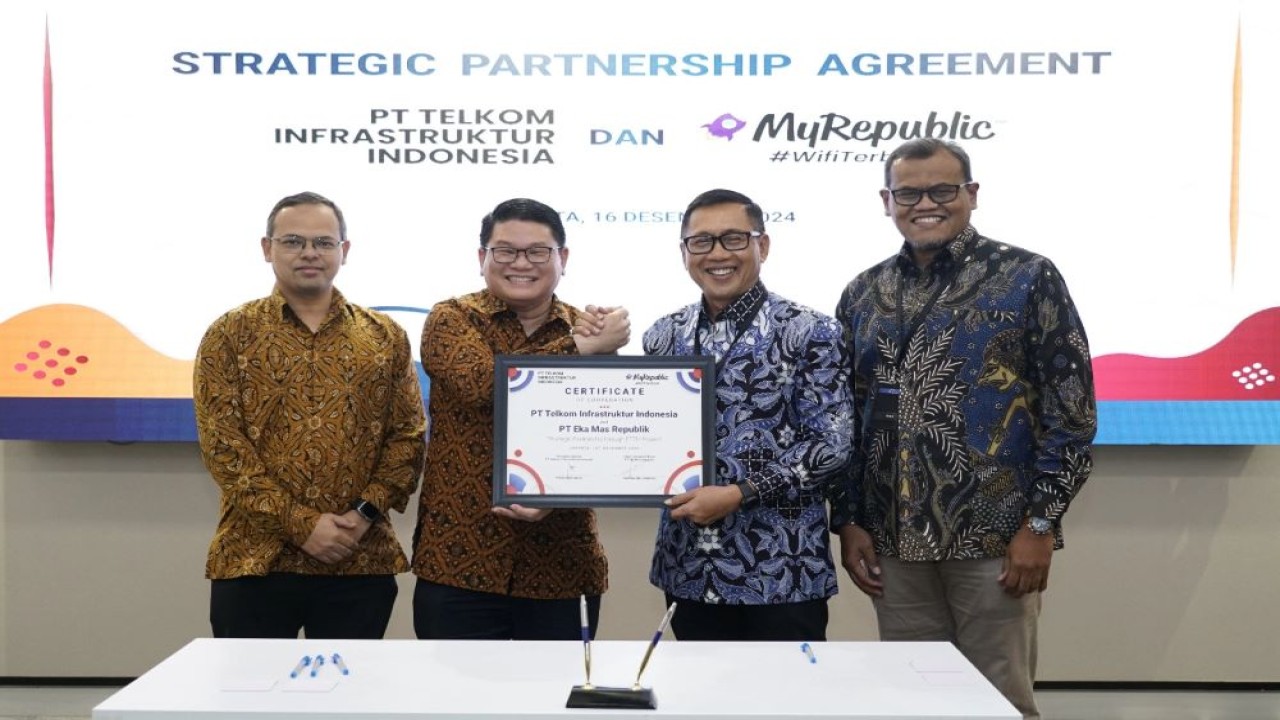 (Kiri ke Kanan) Chief Technology Officer MyRepublic Hendra Gunawan, Chief Executive Officer MyRepublic Timotius Max Sulaiman, Direktur Utama TIF I Ketut Budi Utama, dan Direktur Planning & Operations TIF Suharyoto dalam acara penandatanganan perjanjian kerja sama strategis antara PT Telkom Infrastruktur Indonesia (TIF) dan PT Eka Mas Republik (MyRepublic) di Telkom Landmark Tower, pada Senin (16/12)/telkom.co.id