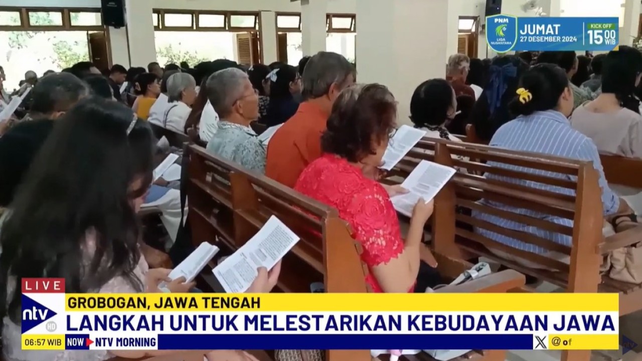 Umat Kristiani di Grobogan, Jawa Tengah, merayakan Natal di gereja dengan iringan musik keroncong.