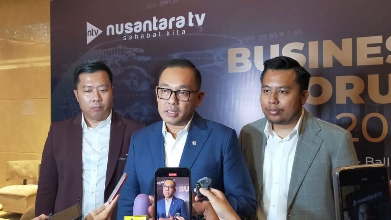 Todotua Pasaribu, Wakil Menteri Investasi dan Hilirisasi BKPM didampingi Direktur Nusantara TV Randy Monthonaro Tampubolon dan Tommy William Tampubolon memberikan keterangan pers usai menyampaikan pandangan di NTV Business Forum 2024 di Hotel Raffles Jakarta.