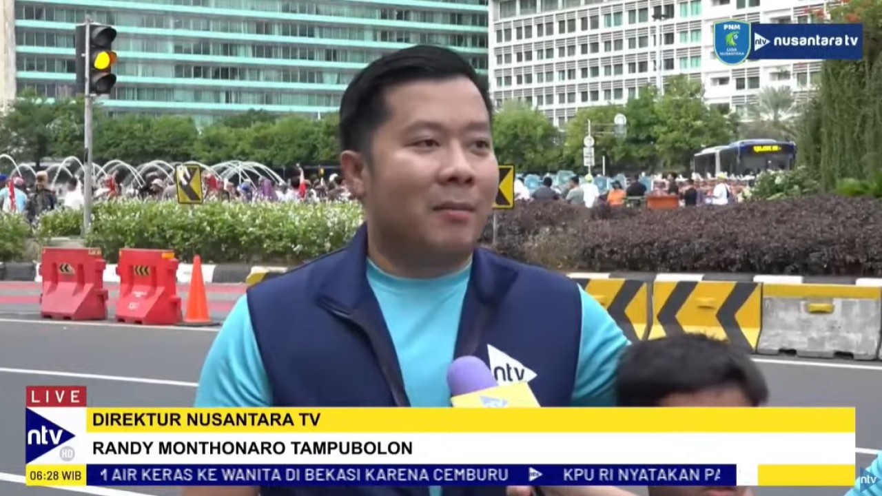 Direktur Nusantara TV Randy Monthonaro Tampubolon bersama kedua putranya saat mengikuti Fun Run HUT ke-9 Nusantara TV.