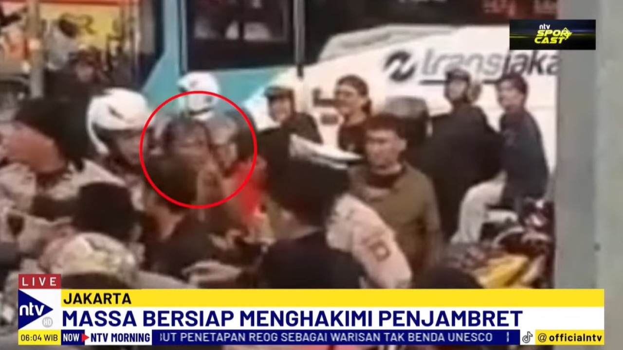 Pelaku penjambretan di amuk warga.