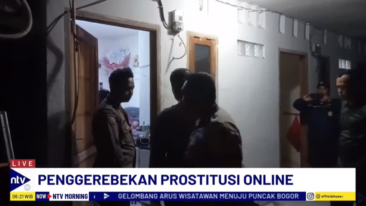 Polisi dan warga melakukan penggerebekan kos-kosan yang dijadikan tempat prostitusi online di Desa Cikande, Kabupaten Serang, Banten.