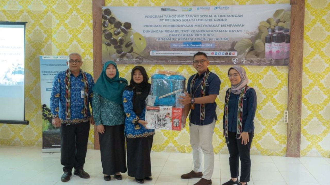 Senior Vice President Sekretariat Perusahaan PT Pelindo Solusi Logistik (SPSL), Kiki M. Hikmat (kedua kanan) menyerahkan secara simbolis program pemberdayaan masyarakat Mempawah, Kalimantan Barat, pada pekan lalu. (Foto: Istimewa)