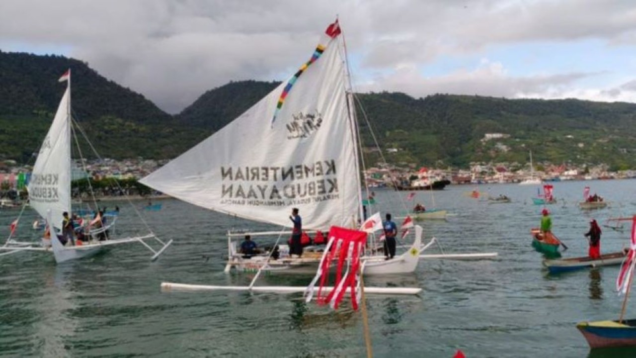 Masyarakat Banggai sambut kedatangan Perahu Sandeq dalam Festival Sama-Bajau. (Kabar Luwuk)