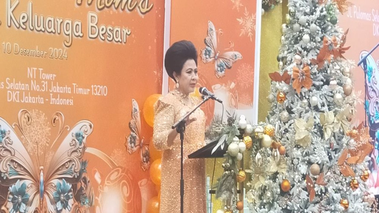 Ketua Sapalatua Mom's Ny N Tampubolon Lina br Tobing memberikan sambutan pada perayaan Natal Sapalatua Mom's Bersama Keluarga Besar 2024