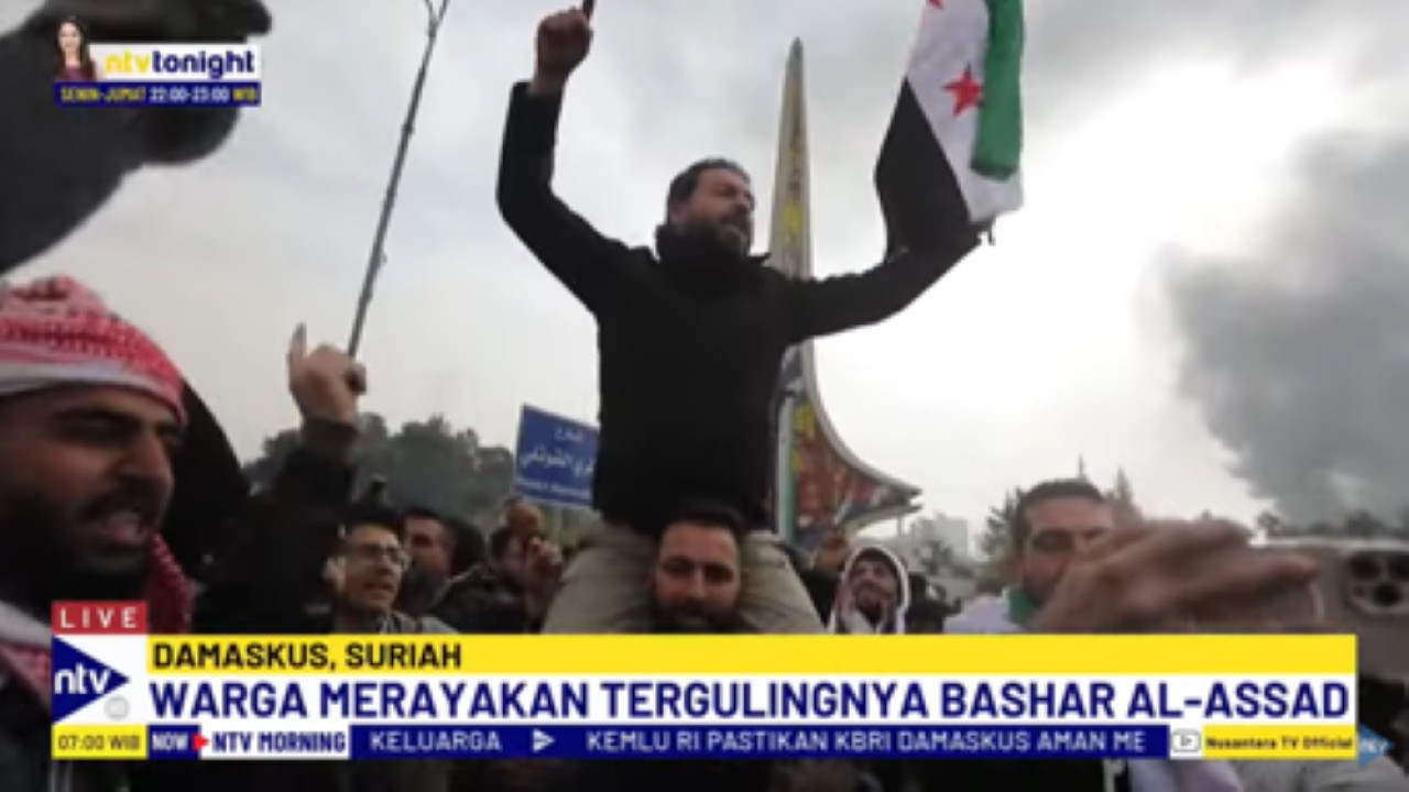 Rakyat Suriah merayakan kemenangan dengan berakhirnya kekuasaan dinasti Bashar Al-Assad di Suriah