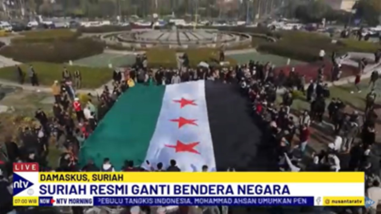 Bendera baru Suriah dipamerkan di pusat kota Damaskus