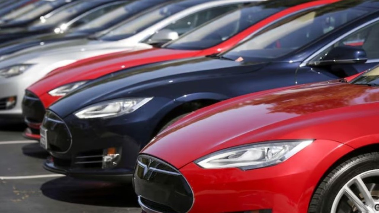 Deretan sedan Tesla Model S terlihat di luar kantor pusat perusahaan di Palo Alto, California, Amerika Serikat, pada 30 April 2015. (Foto: Dok/Elijah Nouvelage/Reuters)