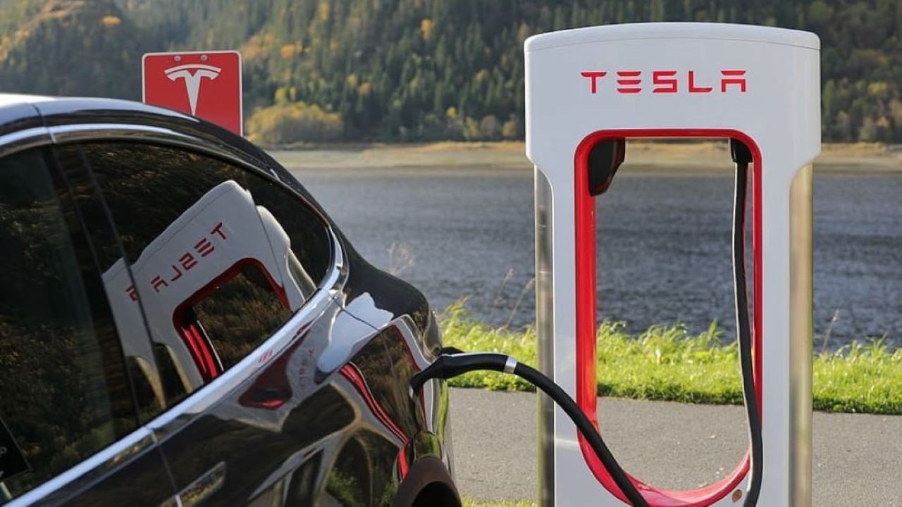 Ilustrasi. Mobil listrik Tesla sedang melakukan pengisian daya. (Foto: Istimewa/Pxfuel)