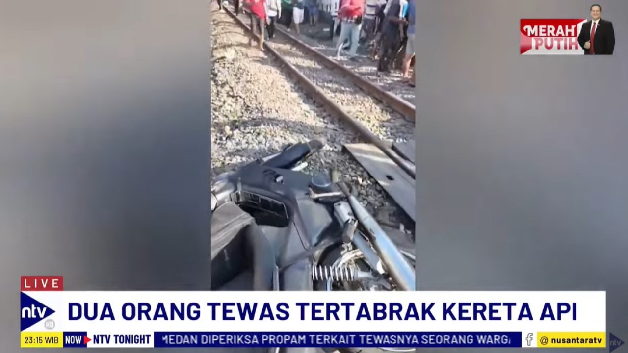 Dua orang tewas tertabrak kereta api di Asemrowo, Surabaya, Jawa Timur.