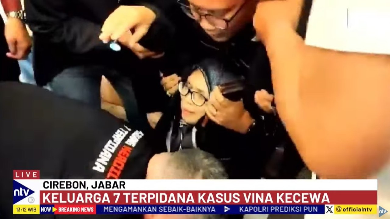 Pengacara Titin Prialianti menangis histeris hingga pingsan usai mendengarkan putusan MA terkait penolakan PK 7 terpidana kasus Vina.