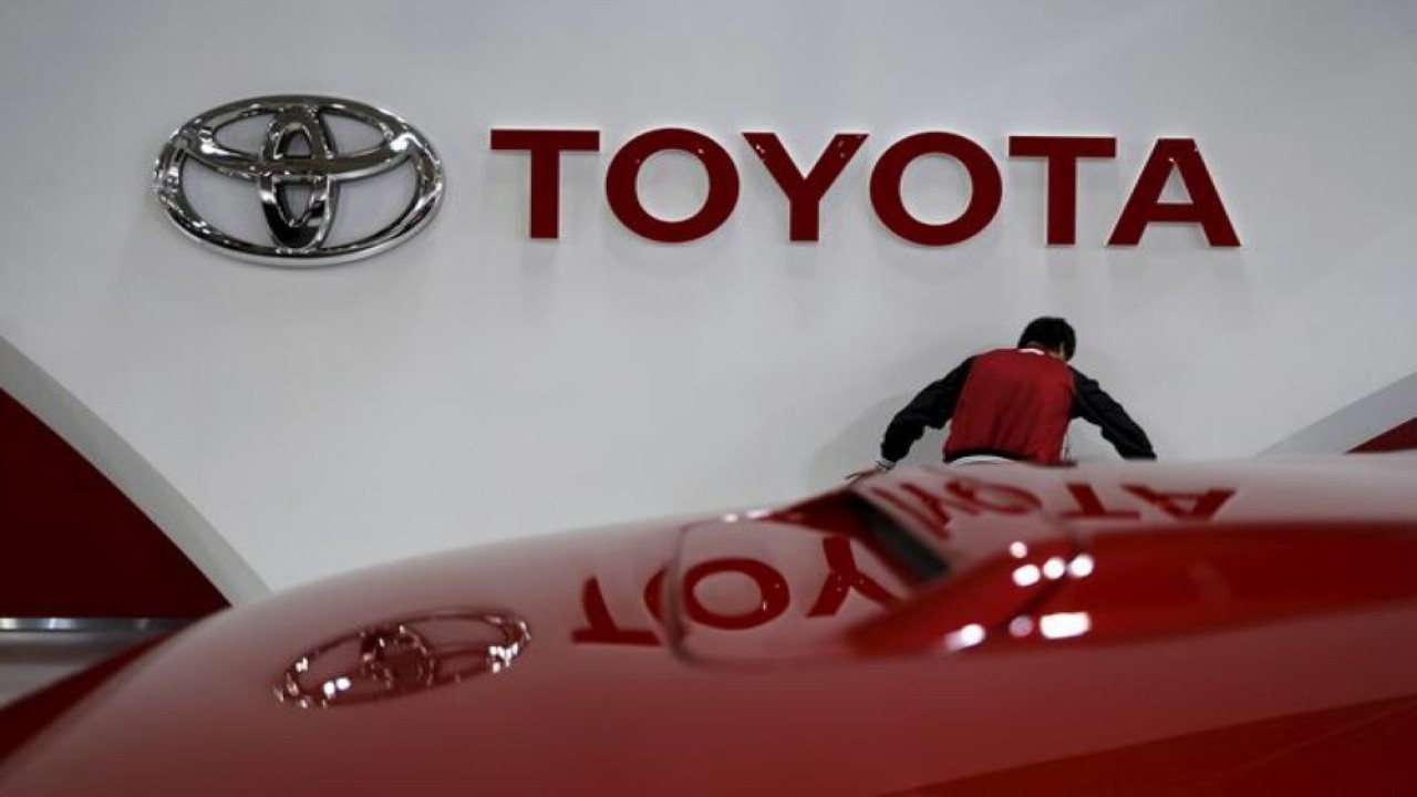 Seorang karyawan bekerja di bawah logo Toyota Motor Corp di ruang pamer perusahaan di Tokyo, Jepang, 5 Februari 2016. (Foto: Reuters)