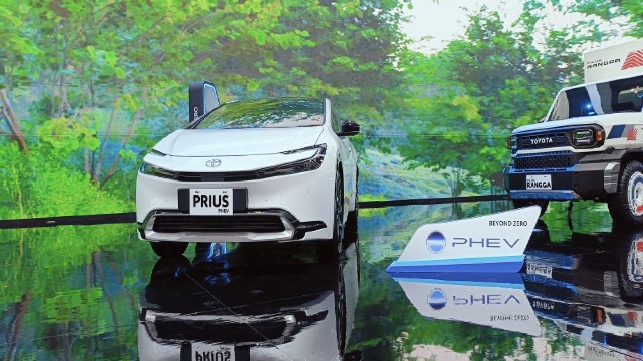 PT Toyota Astra Motor (TAM) meluncurkan model All New Prius Hybrid Elecetric Vehicle (HEV) dan Plug-in Hybrid Electric Vehicle (PHEV) di GIIAS 2024, Rabu (17/7/2024). (Foto: Adiantoro/NTV)