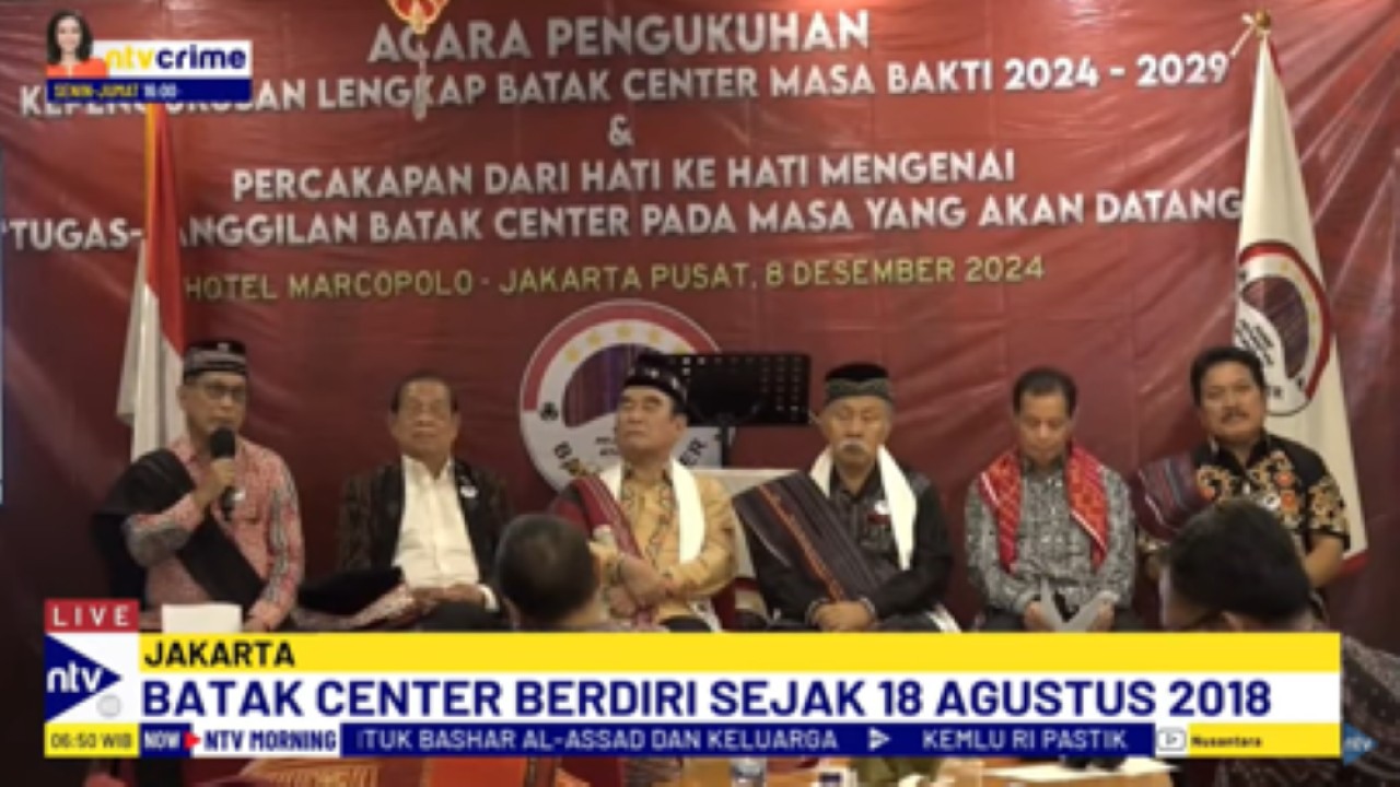 Ketua Umum Batak Center Sintong M Tampubolon didampingi jajaran pengurusan memberikan keterangan pers terkait upaya organisasinya memperjuangkan ulos menjadi warisan tak benda UNESCO/tangkapan layar NTV