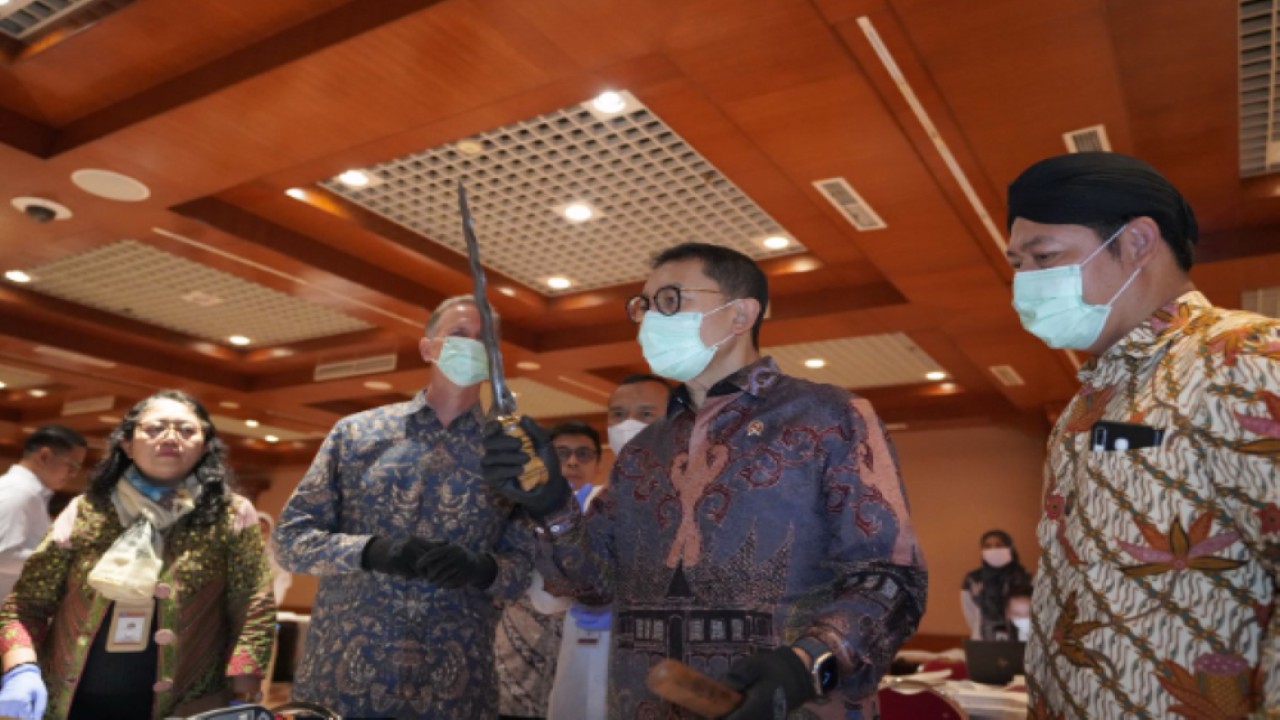 Menbud Fadli Zon menerima 272 benda bersejarah Indonesia dari Belanda yang diserahkan Duta Besar Kerajaan Belanda untuk Indonesia Marc Gerritsen/Foto: Istimewa