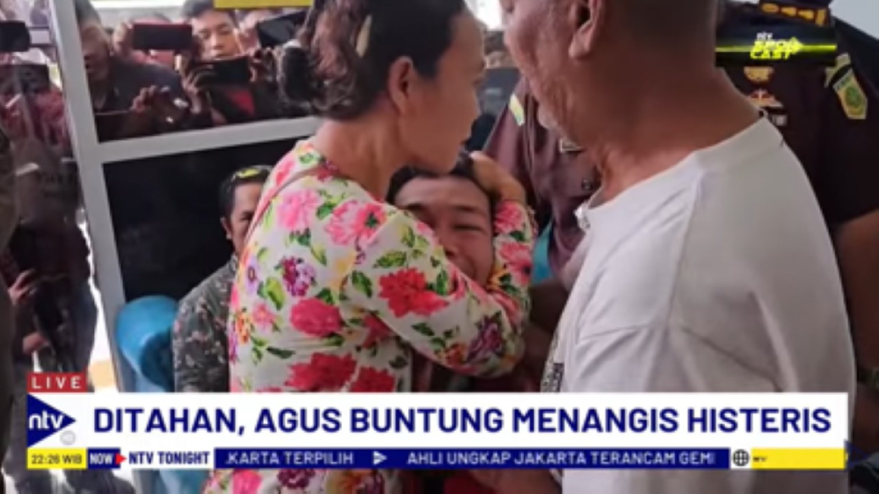 I Wayan Agus Suartama alias Iwas menangis histeris dipelukan ibunya saat akan ditahan atas kasus pelecehan seksual