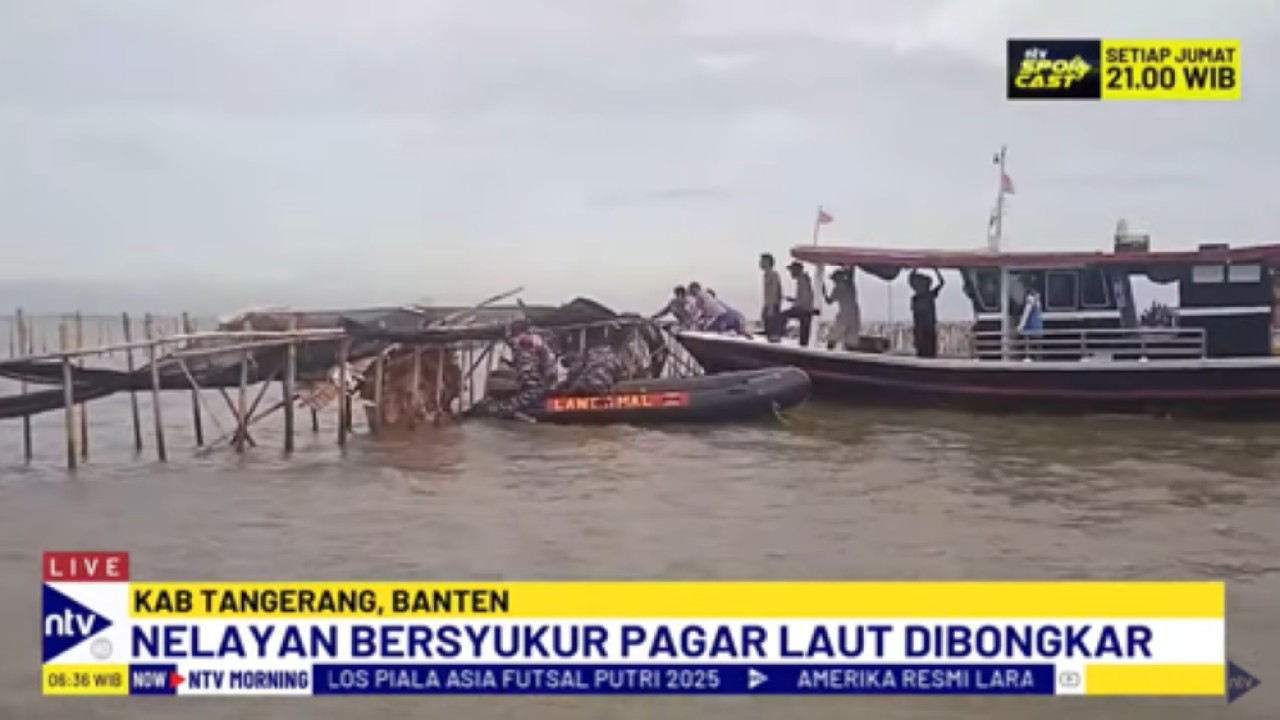 TNI AL bersama nelayan membongkar pagar bambu misterius sepanjang 30 km lebih di laut Tangerang