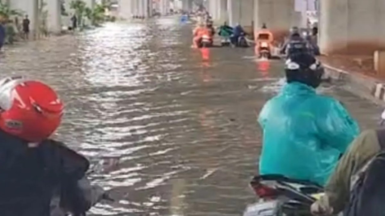 Pengendara sepeda motor menunggu air surut di Jalan Gading Boulevard di Kelapa Gading Jakarta Utara yang terendam banjir pada Rabu (29/1/2025). (Foto: ANTARA/HO-Satlantas Polres Jakut)