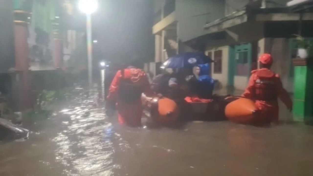 Petugas saat mengevakuasi warga akibat banjir di Jakarta Timur, Rabu (29/1/2025). (Foto: ANTARA/HO-BPBD DKI Jakarta)