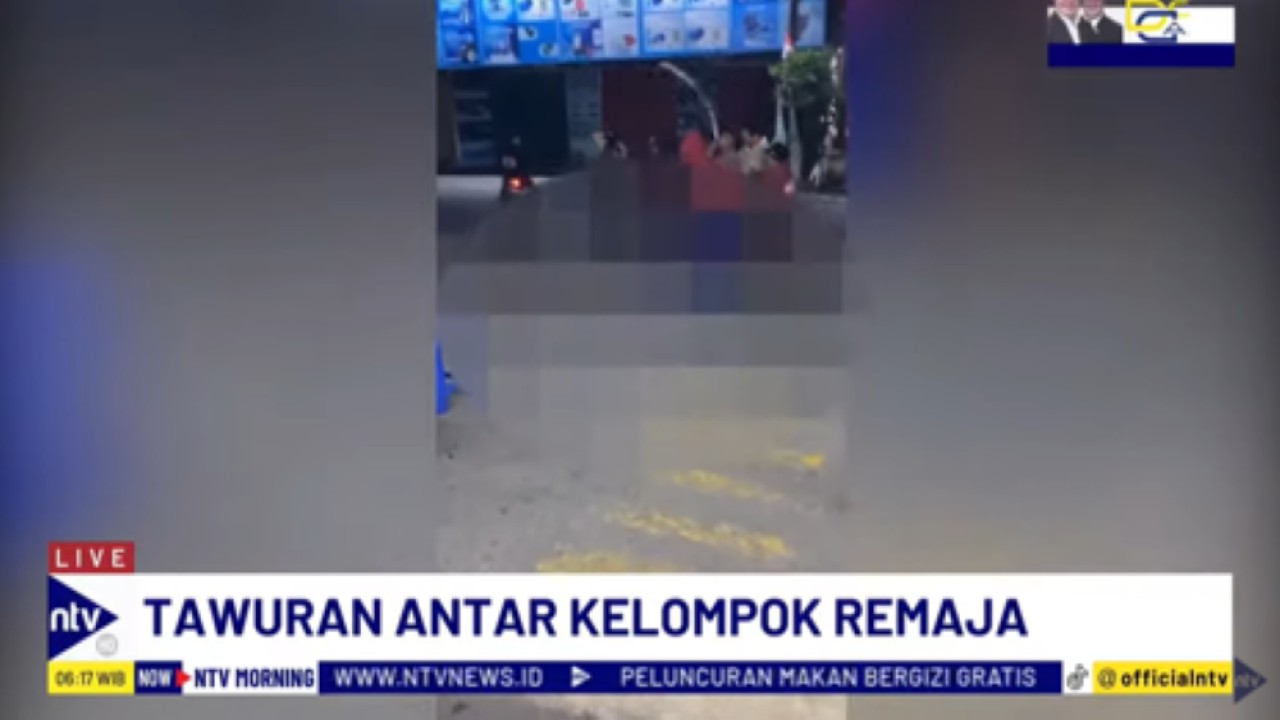 Dua kelompok remaja terlibat tawuran di Bekasi, korban yang sudah terjatuh dibacok dan dilindas motor