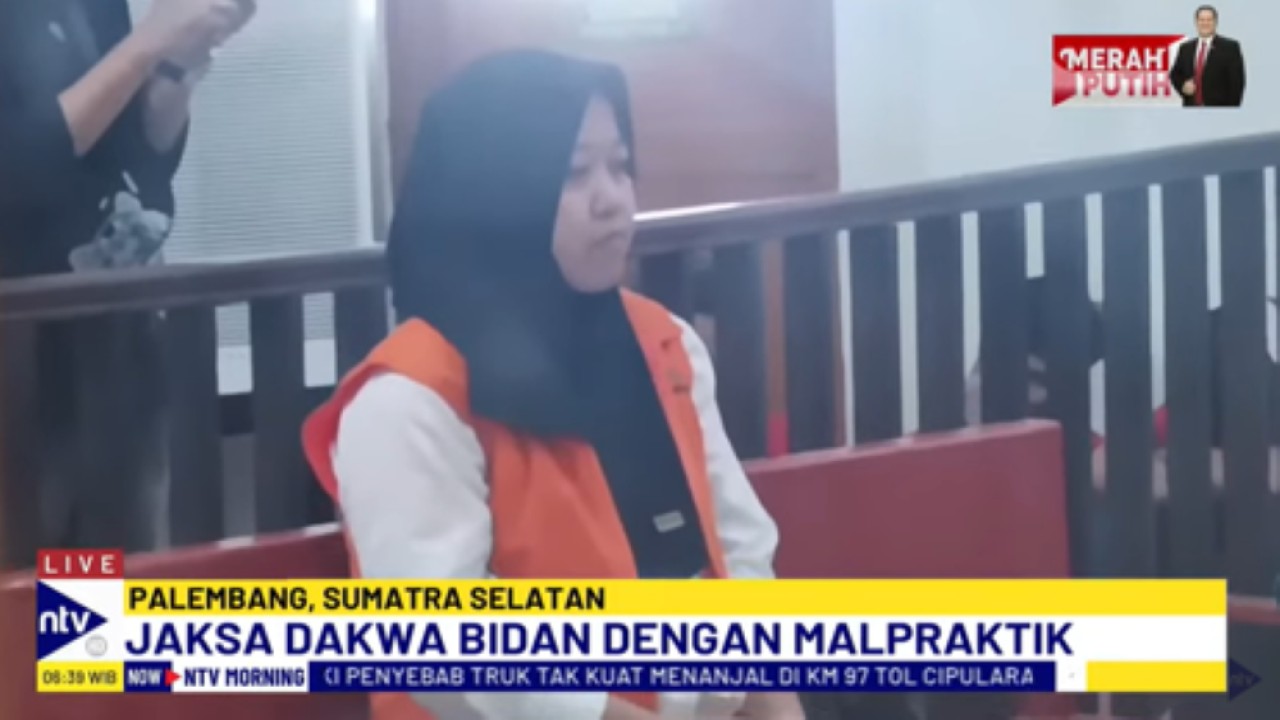 Bidan Agustina didakwa melakukan malpraktik memberikan obat kepada seorang siswi yang mengakibatkan kebutaan