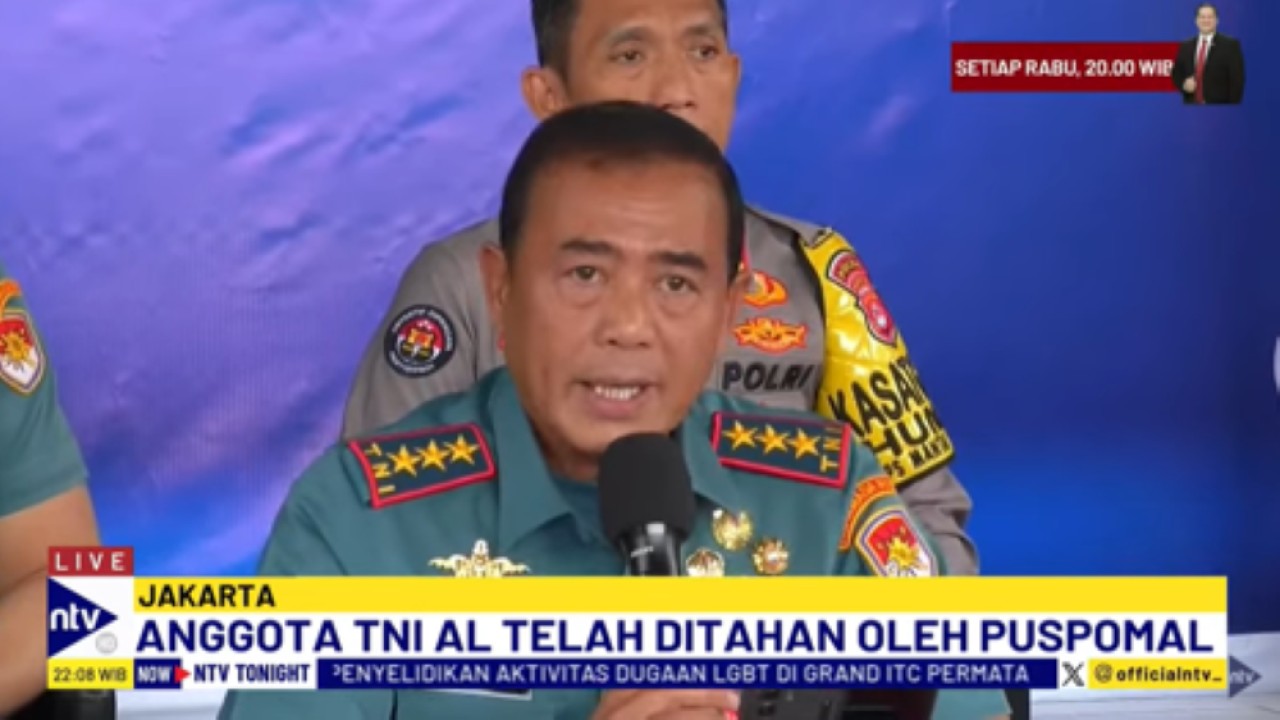 Pangkoarmada RI Laksamana Madya Denih Hendrata menyampaikan keterangan pers terkait dugaan keterlibatan anggota TNI AL dalam penembakan bos rental mobil di KM45 Tol Tangerang-Merak