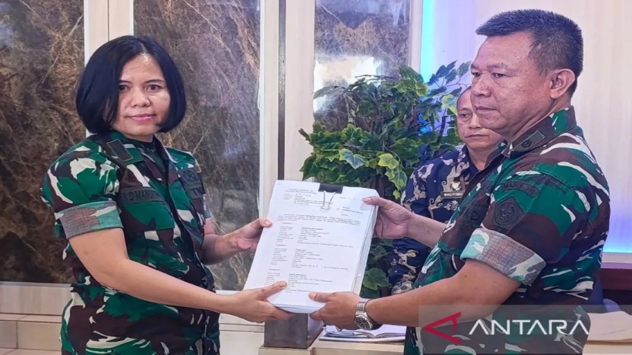 Penyerahan berkas perkara penembakan bos rental mobil dari Oditurat Militer II-07 Jakarta kepada Pengadilan Militer II-08 Jakarta di Jakarta, Jumat (31/1/2025). (ANTARA/Agatha Olivia Victoria)