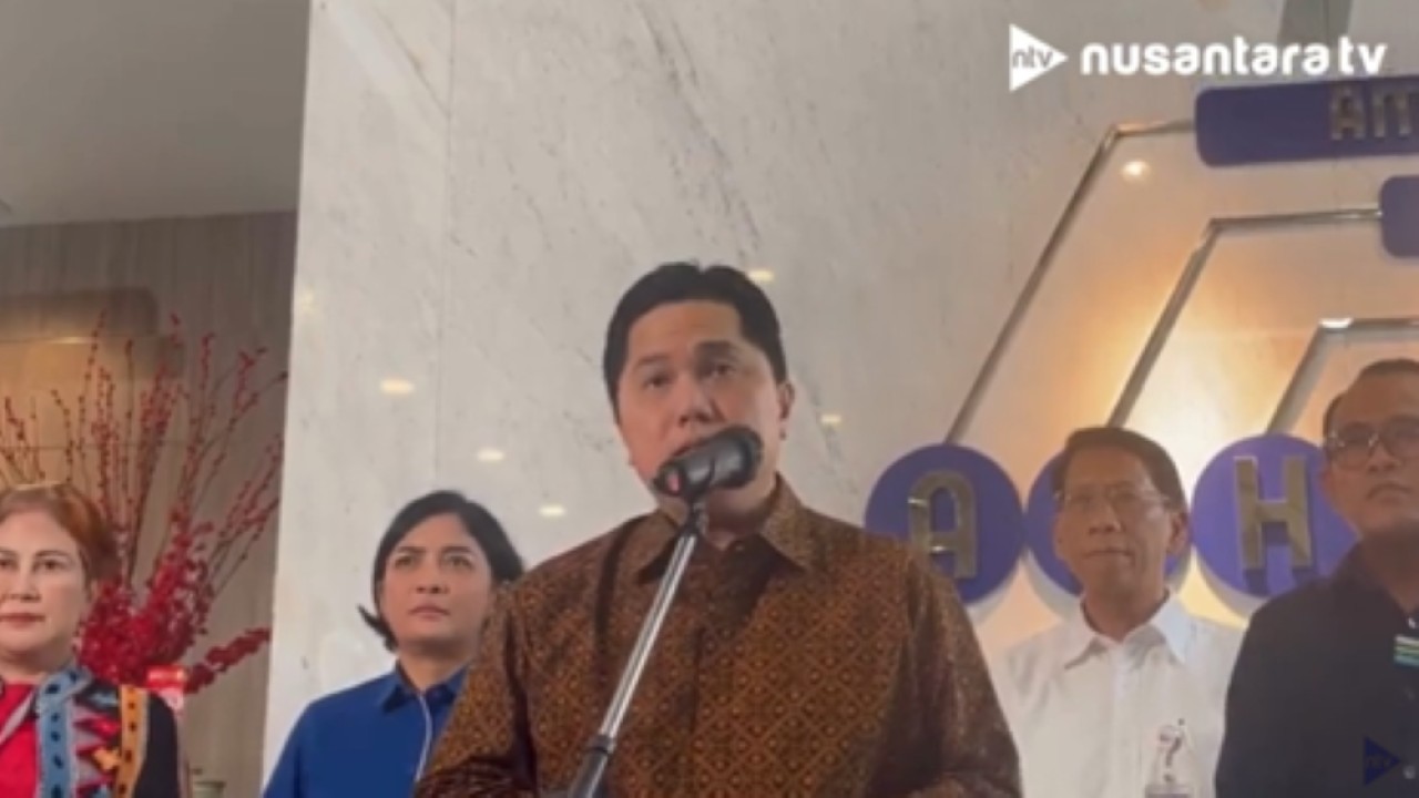 Menteri BUMN Erick Thohir memberikan keterngan pers terkait kebijakan pemerintah tidak akan menaikan tarif tol dan harga tiket transportasi umum