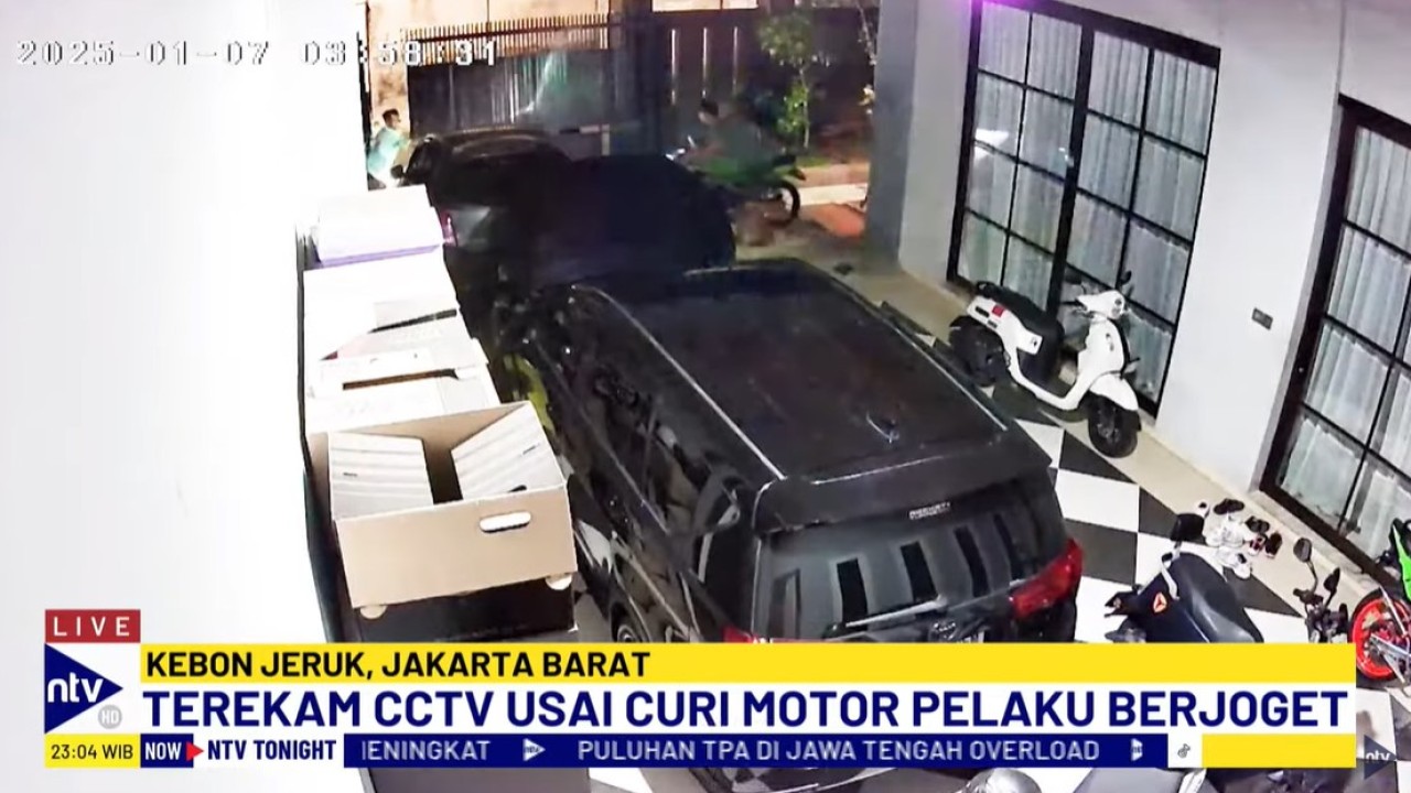 Pelaku curanmor terlihat asyik berjoget sebagai bentuk selebrasi setelah berhasil mencuri motor.