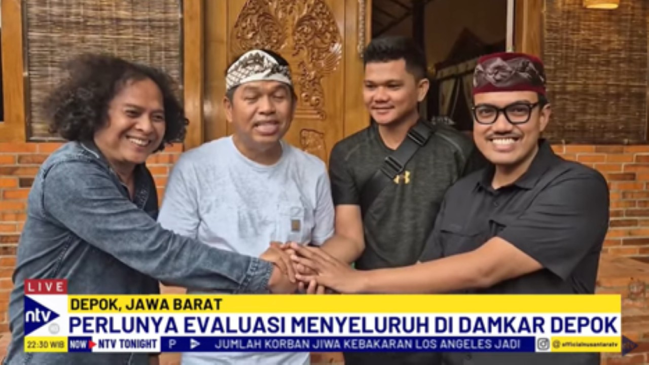 Gubernur Jawa Barat Terpilih Dedi Mulyadi bersama petugas Damkar Kota Depok yang diputus kontrak Sandi Butar-butar (kedua kanan) dan kuasa hukumnya Deolipa Yumara (kiri)