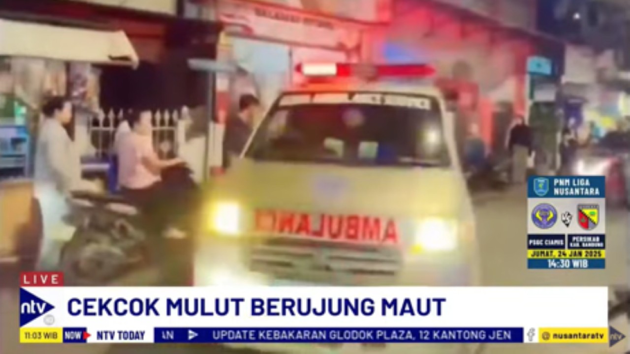 Korban tewas duel maut sesama penghuni kos di Jakarta Utara dibawa ke rumah sakit menggunakan ambulans