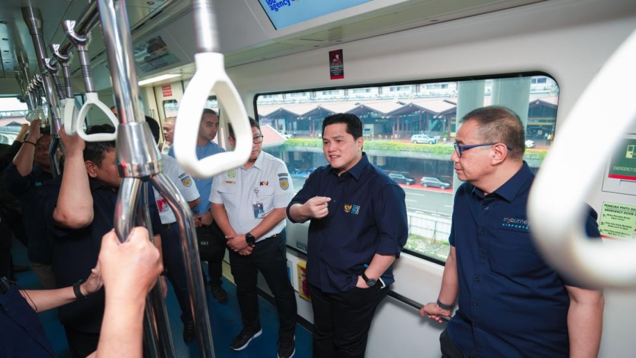 Menteri Badan Usaha Milik Negara (BUMN) Erick Thohir menjajal kereta bandara dari Bandara Internasional Soekarno-Hatta menuju Stasiun BNI City, Jakarta, Rabu (1/1/2025). (Foto: Istimewa)