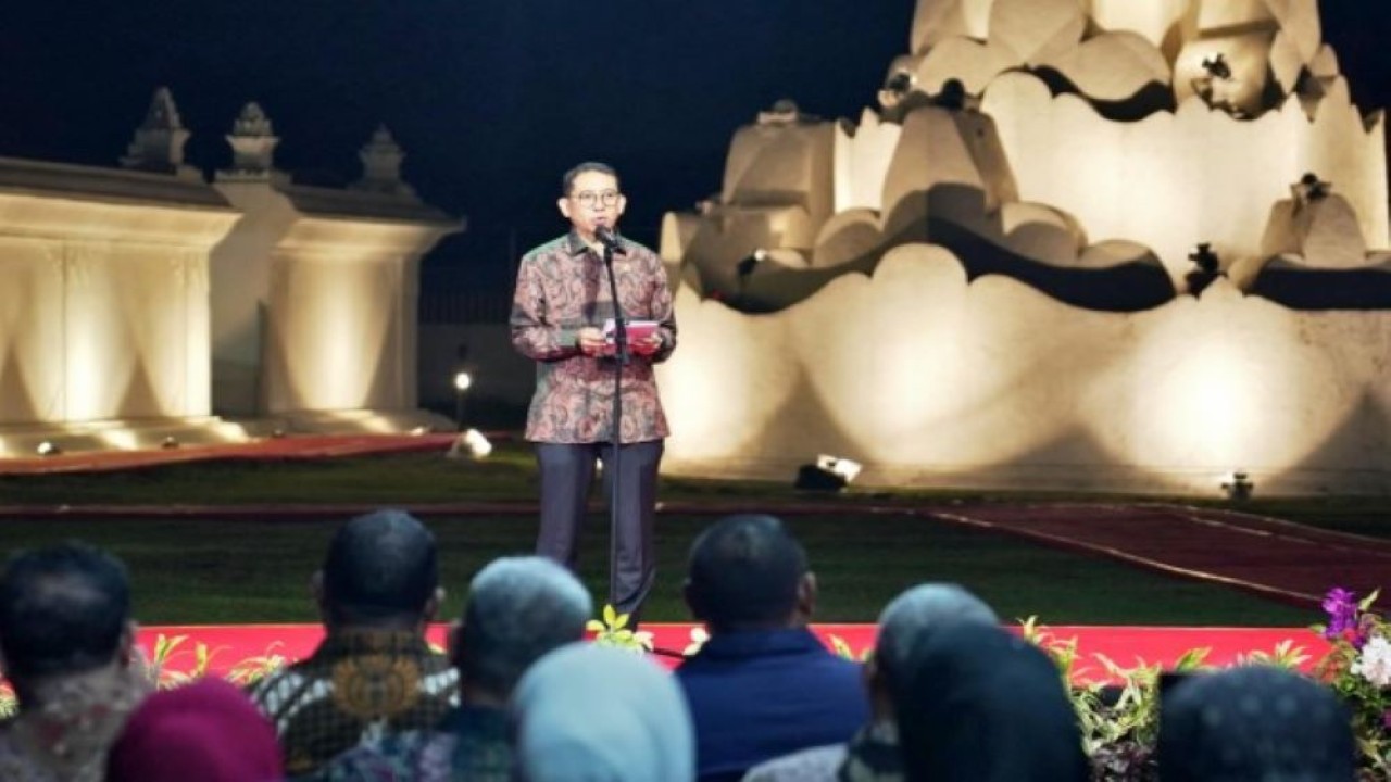 Menteri Kebudayaan Fadli Zon saat meresmikan revitalisasi situs Tamansari Gunongan Aceh, di Banda Aceh, Minggu malam (12/1/2025). (Foto: Istimewa)