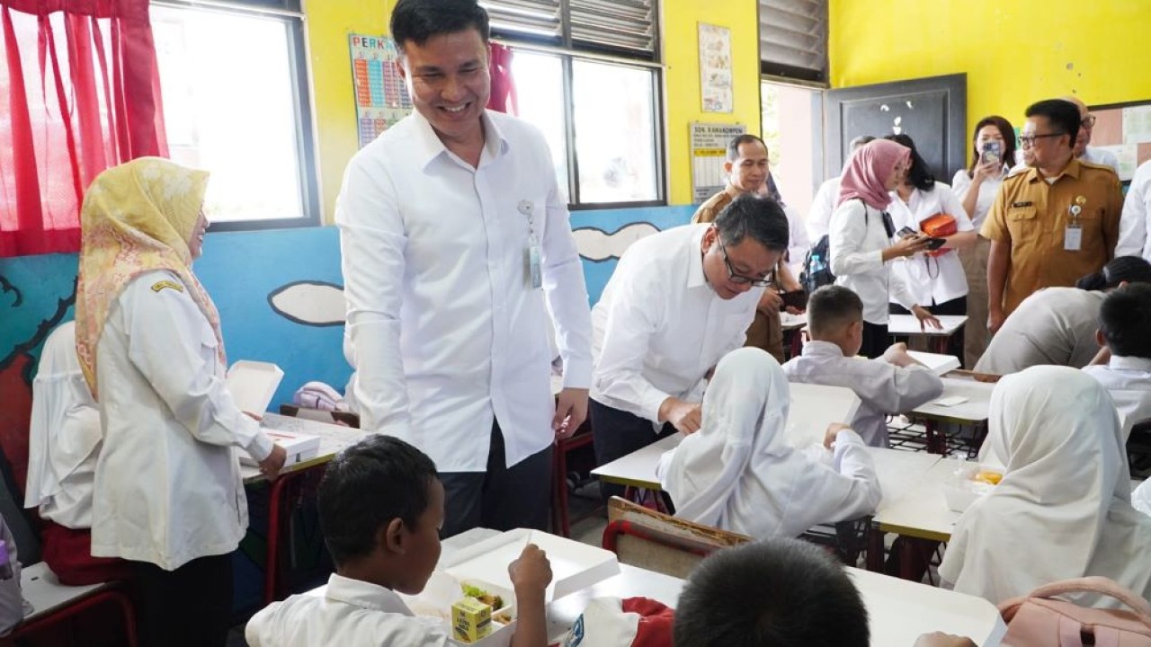 Direktur utama Garuda Indonesia, Wamildan Tsani Panjaitan menghadiri peluncuran program makan bergizi di sejumlah SD di wilayah Kota Tangerang/Foto: Istimewa