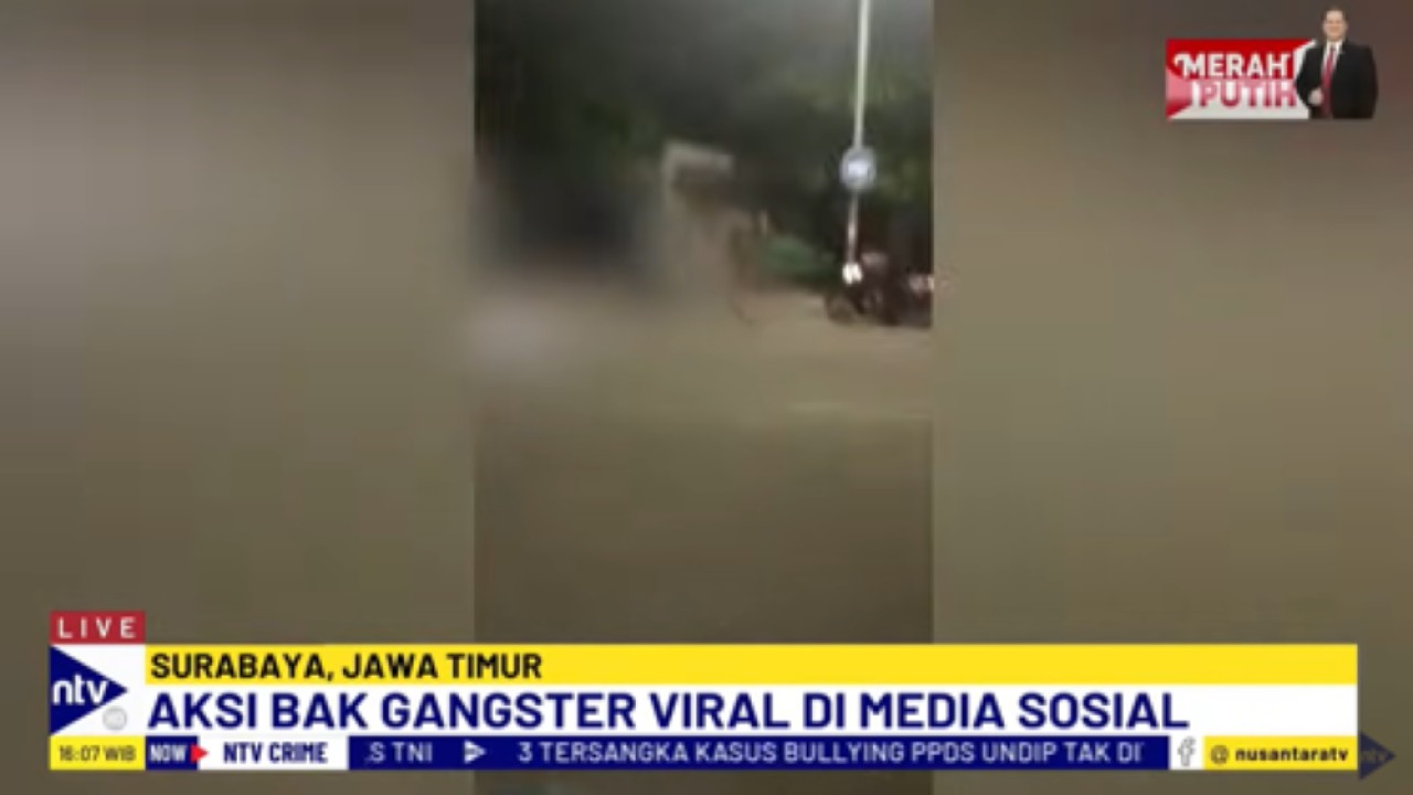 Sekelompok remaja seperti gengster melakukan pengeroyokan secara brutal menggunakan senjata tajam terhadap korbannya