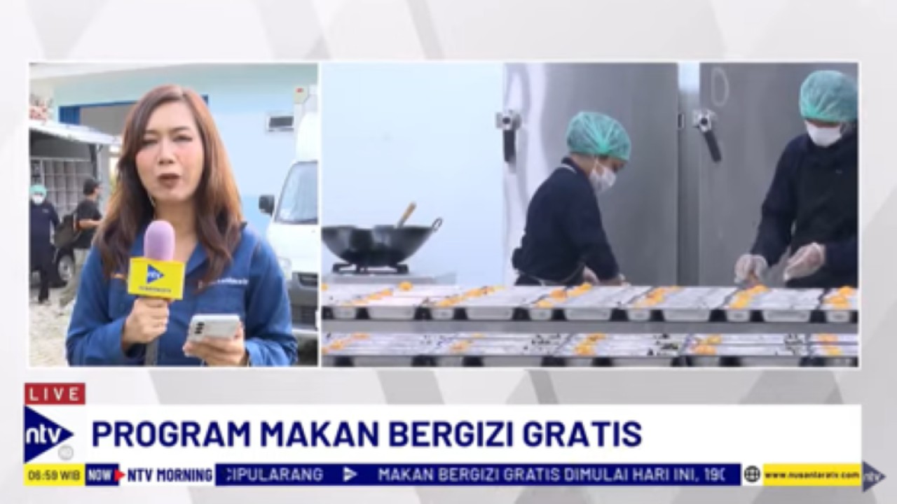 Petugas SPPG sedang menyiapkan makan bergizi gratis yang akan didistribusikan ke sekolah-sekolah