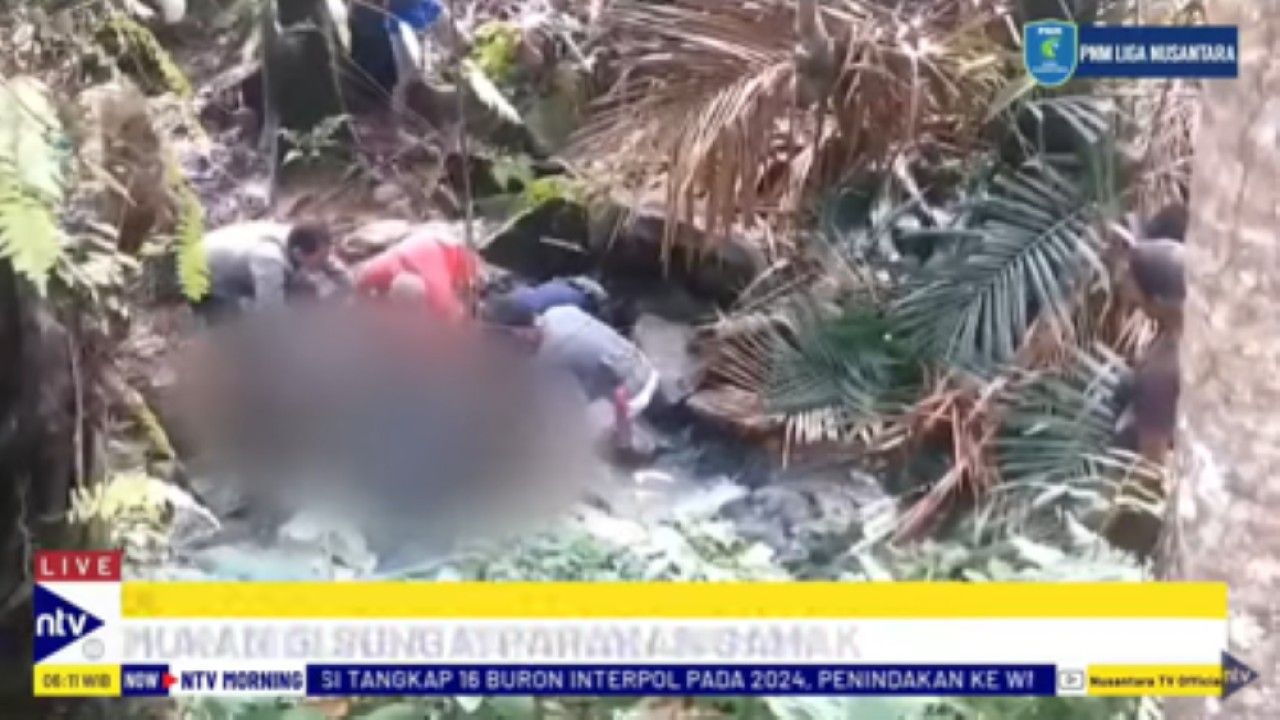 Polisi bersama warga mengevakuasi jenazah Jumiati yang tewas karena tersengat penyetrum ikan yang ia bawa