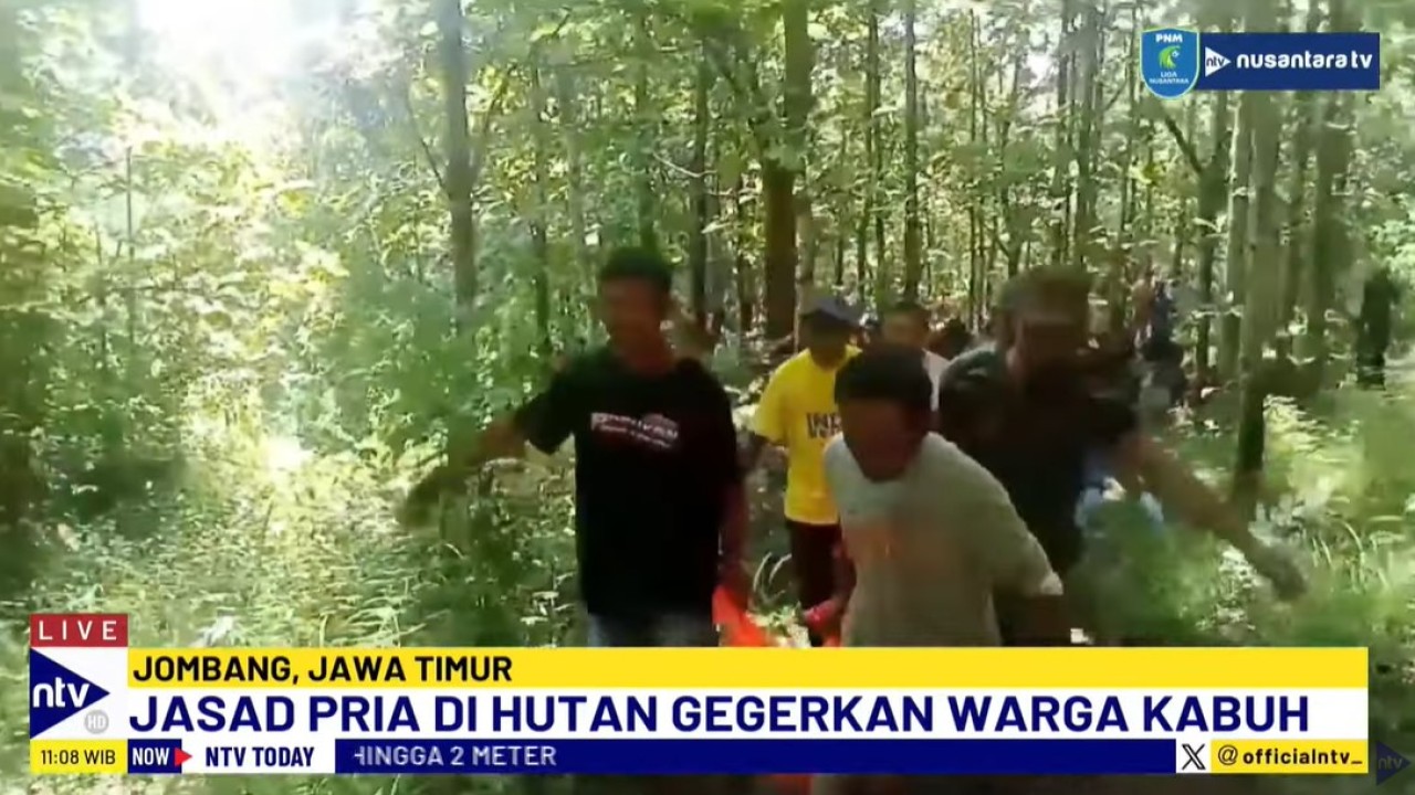 Jasad pria ditemukan warga di dalam kawasan hutan Kabuh, Kabupaten Jombang, Jawa Timur.