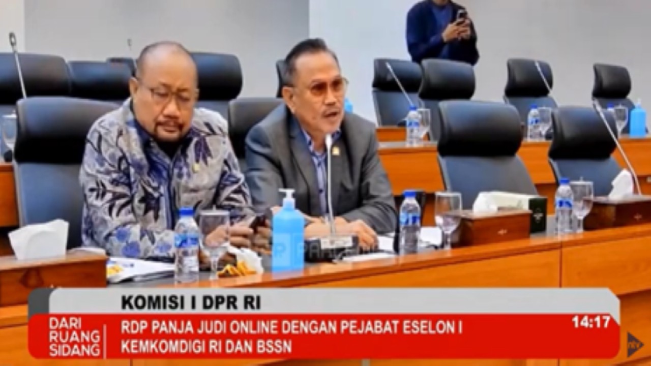 Anggota Komisi I DPR RI Frederik Kalalembang berbicara saat RDP Panja Judi Online dengan Pejabat Eselon I Kemkomdigi RI dan BSSN