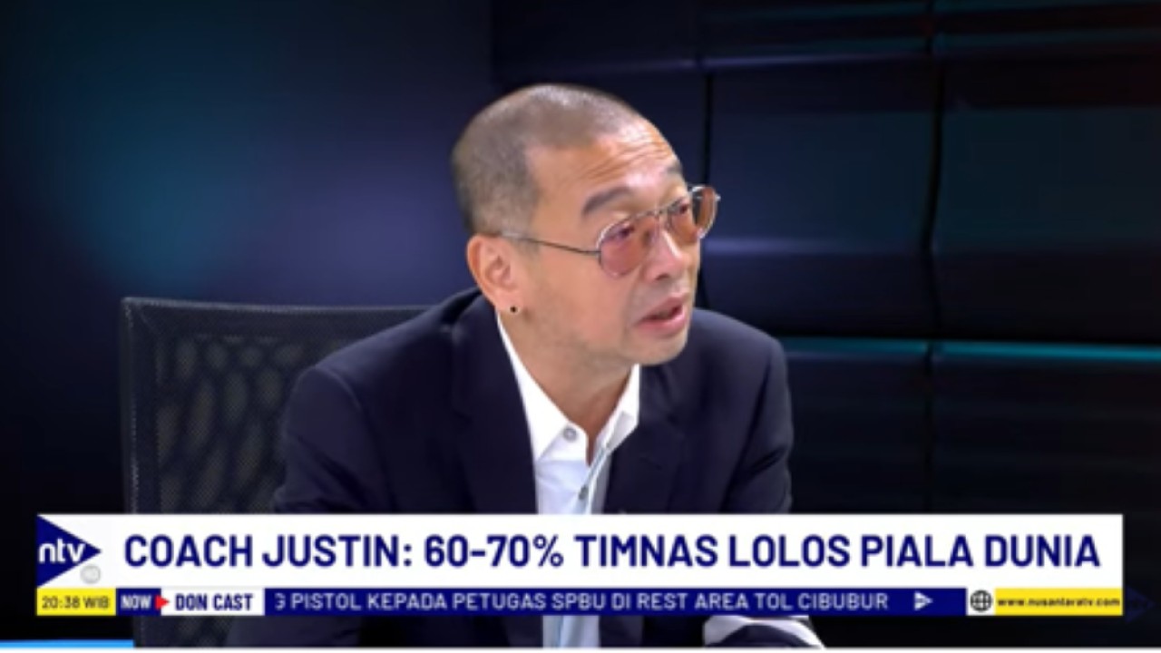 Analis sepak bola Justinus Lhaksana yang akrab disapa Coach Justin dalam acara DonCast di Nusantara TV