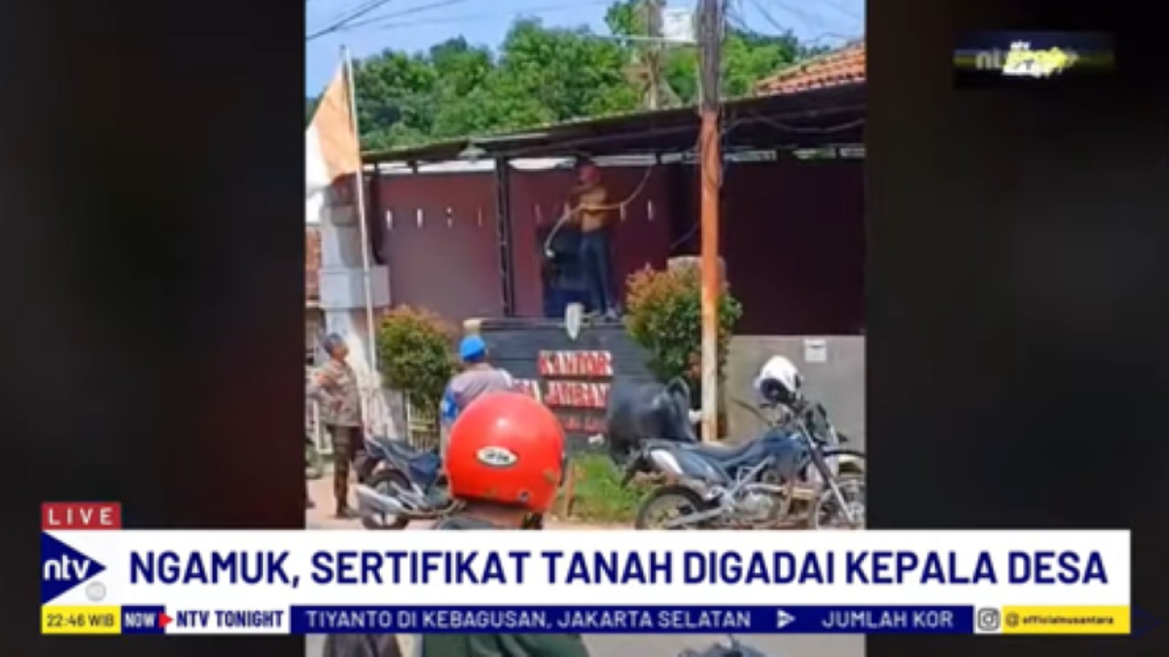 Seorang warga mengamuk dengan membawa celurit di Kantor Desa Jati Banteng, Situbondo, Jawa Timur