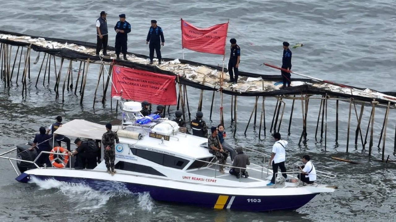 Pagar bambu sepanjang 30,16 kilo meter di laut Kabupaten Tangerang/ist