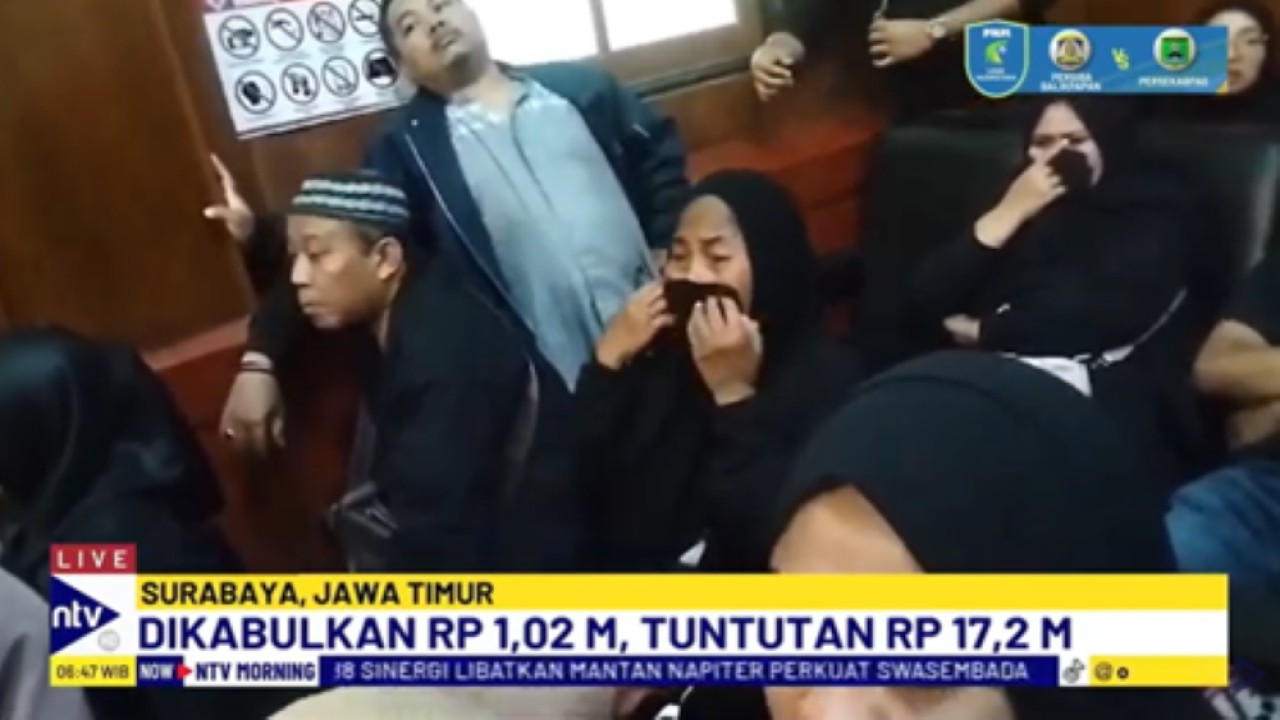 Keluarga korban menangis histeris dan memprotes nilai restitusi bagi para korban tragedi Kanjuruhan yang ditetapkan PN Surabaya