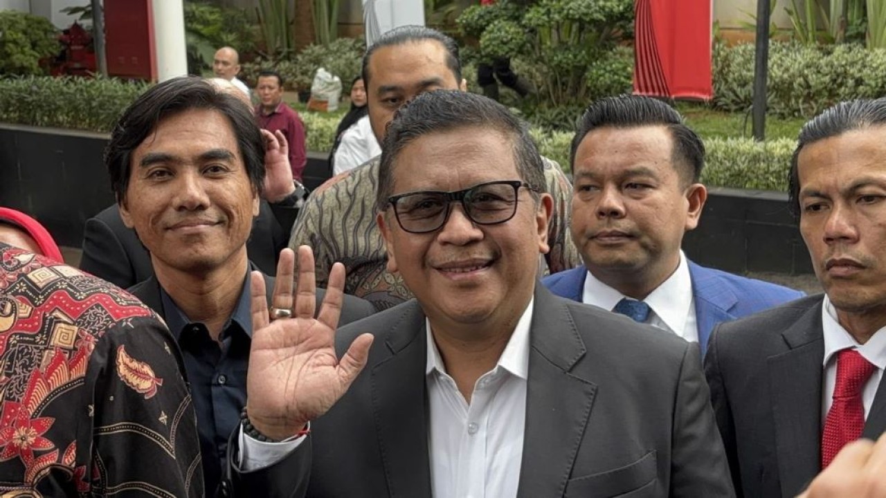 Sekjen PDIP Hasto Kristiyanto disambut para pendukungnya usai menjalani pemeriksaan di KPK